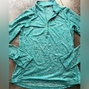 Women’s size S-Nike pullover. Great condition.